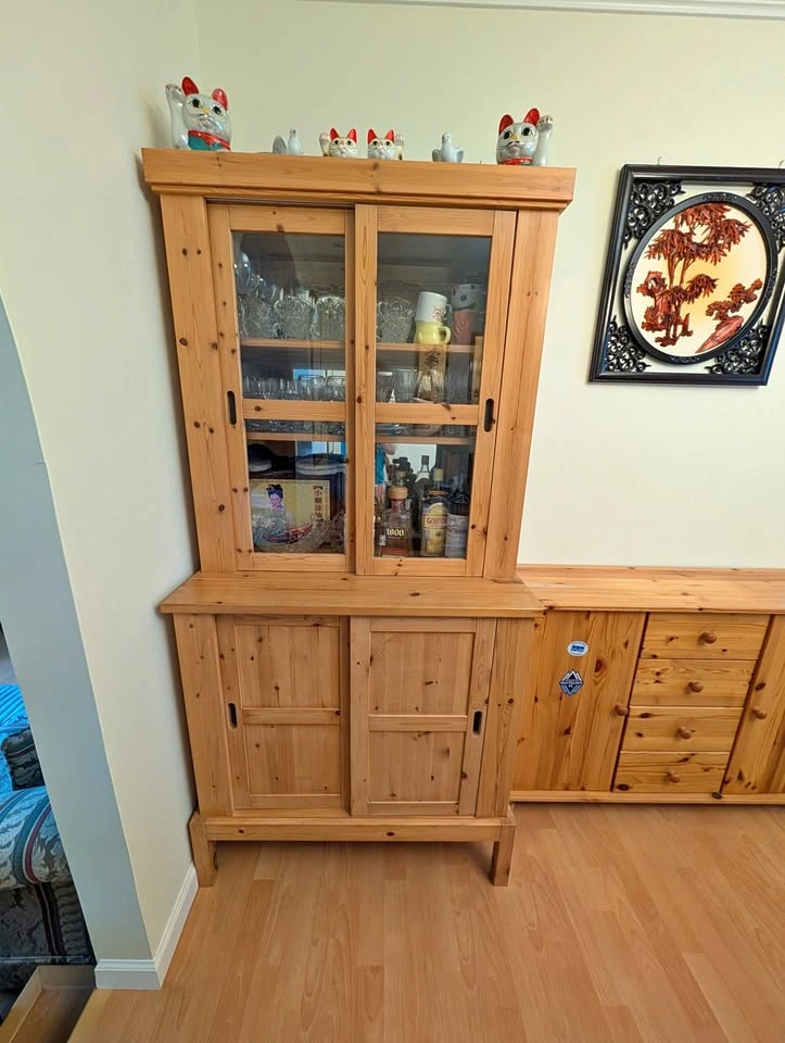 Pinewood display cabinet with storage
