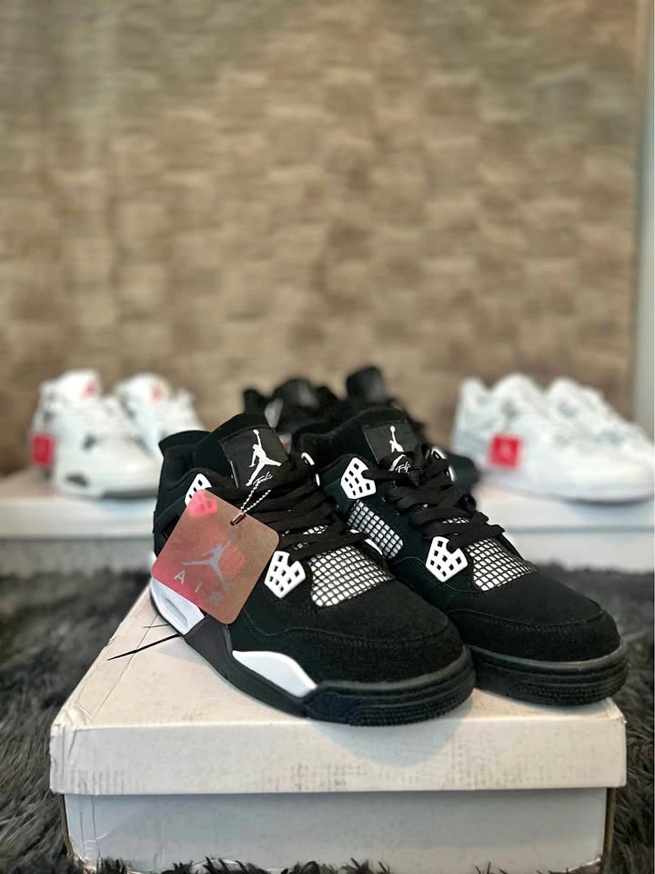 Air Jordan 4 - Black & White
