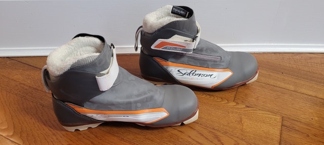 woman's salomon x country ski - photo 2