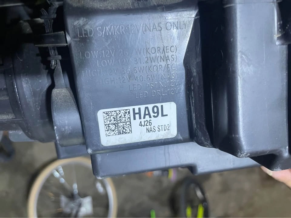 2025 Hyundai Elantra left headlamp - photo 2