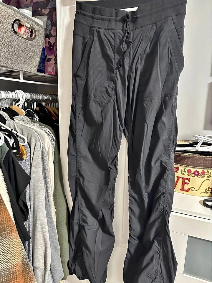 LULULEMON VINTAGE Dance Studio Mid Rise Pant. Dot confirmed size