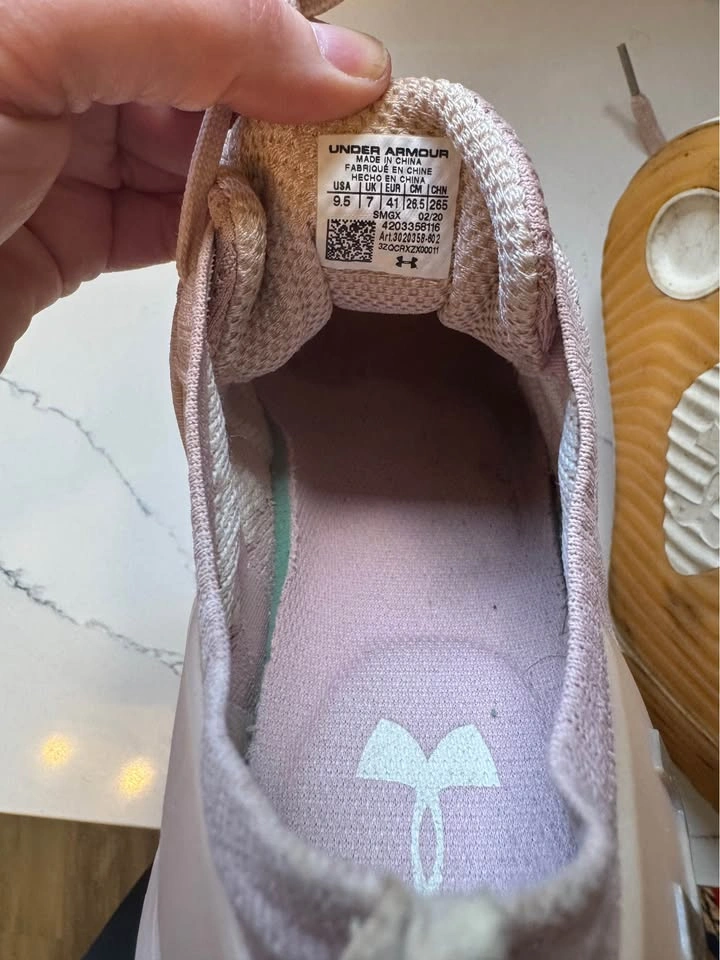 Women’s UA running shoes size 9.5 - photo 3