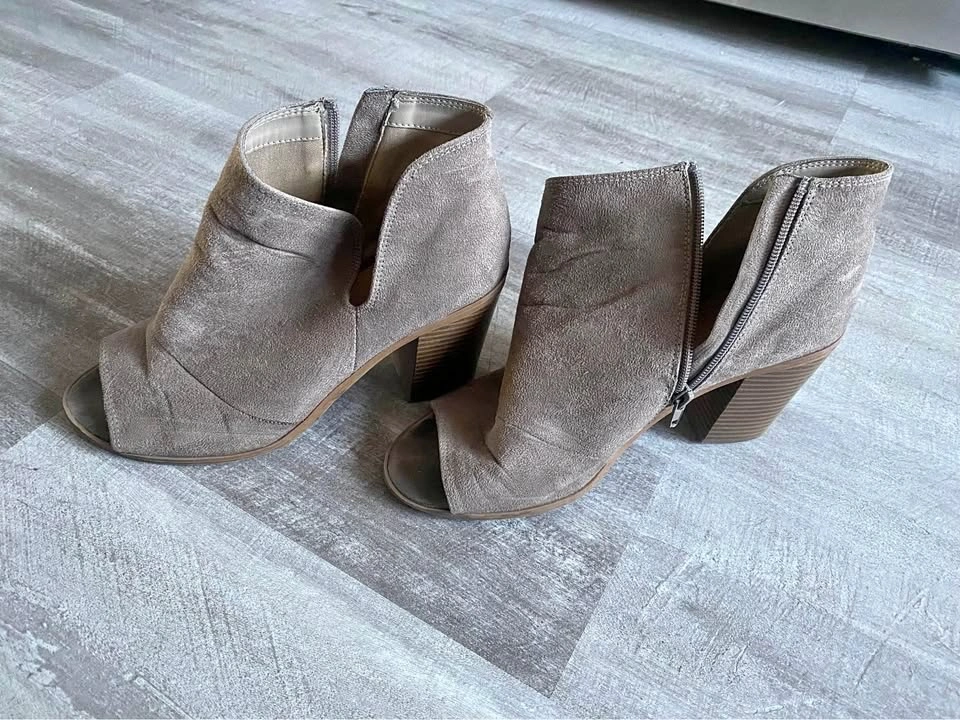 Women’s Peep Toe Suede booties. Size 10