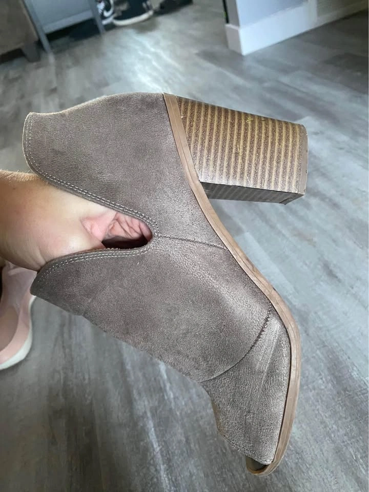 Women’s Peep Toe Suede booties. Size 10 - photo 2