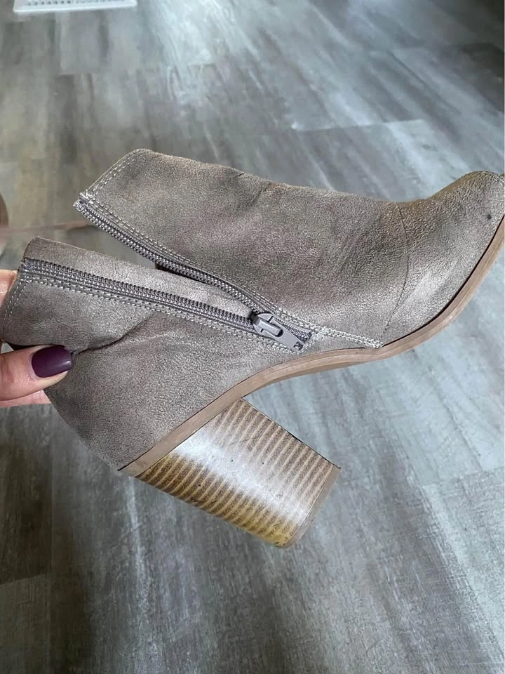 Women’s Peep Toe Suede booties. Size 10 - photo 3
