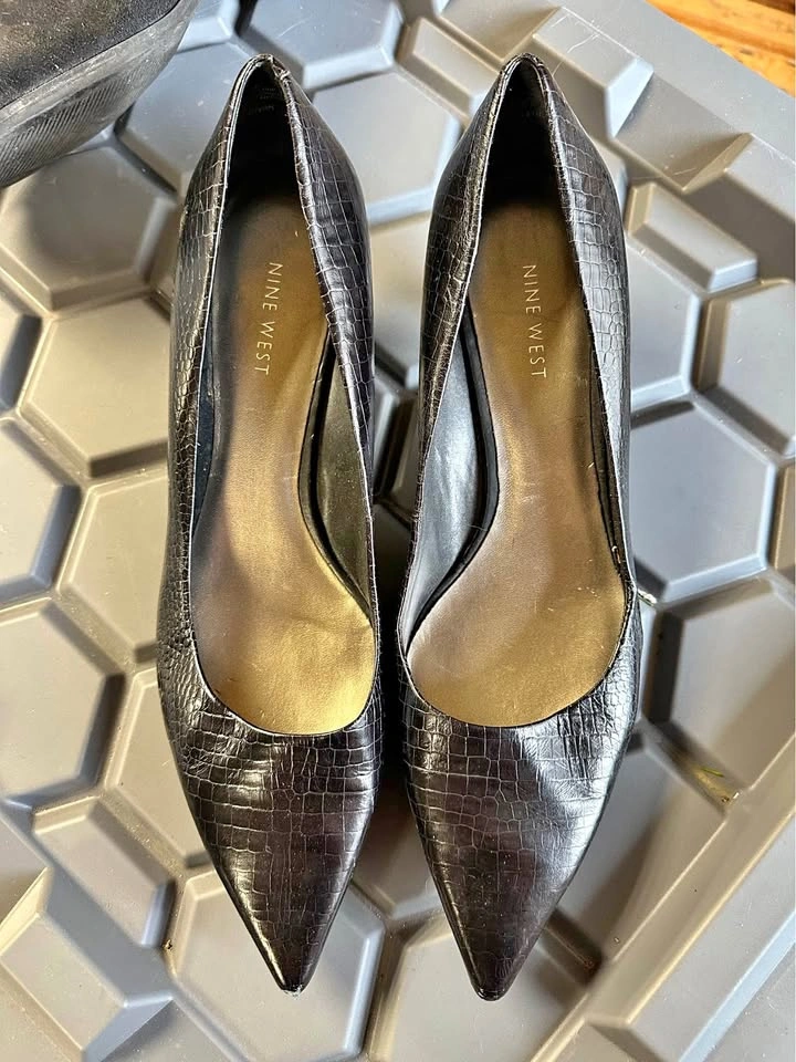 Ladies Nine West pointed kitten heel size 10