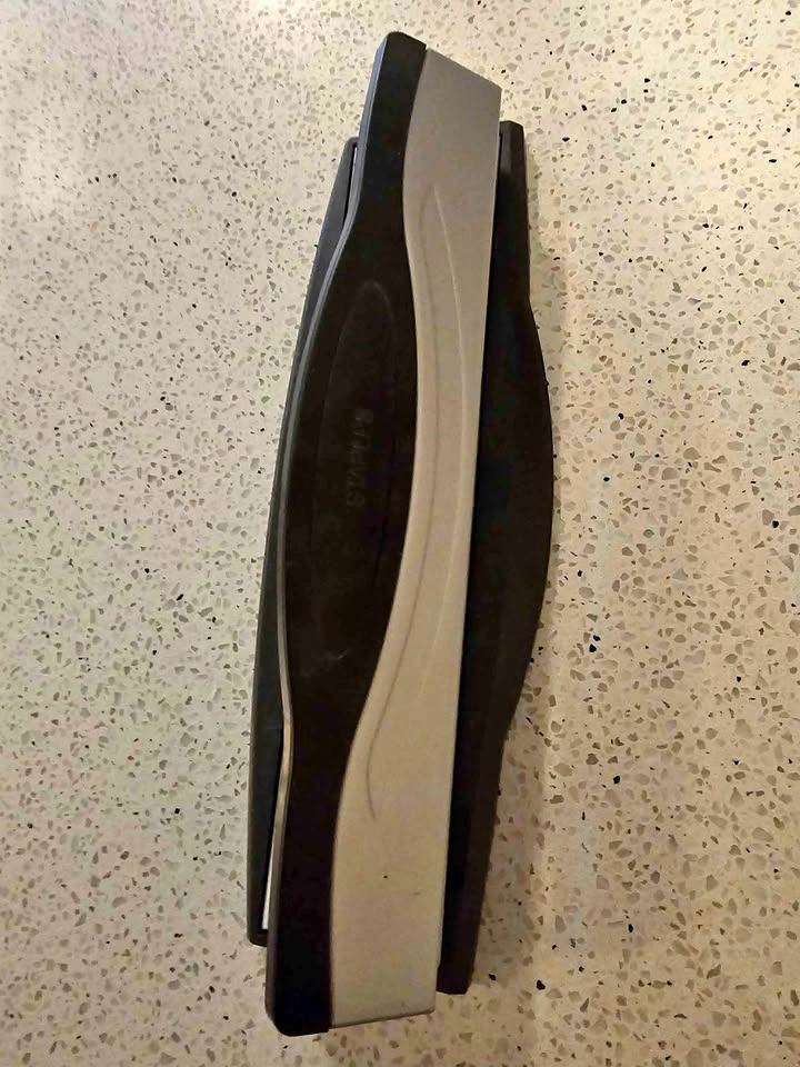 Staples 3-Hole Punch