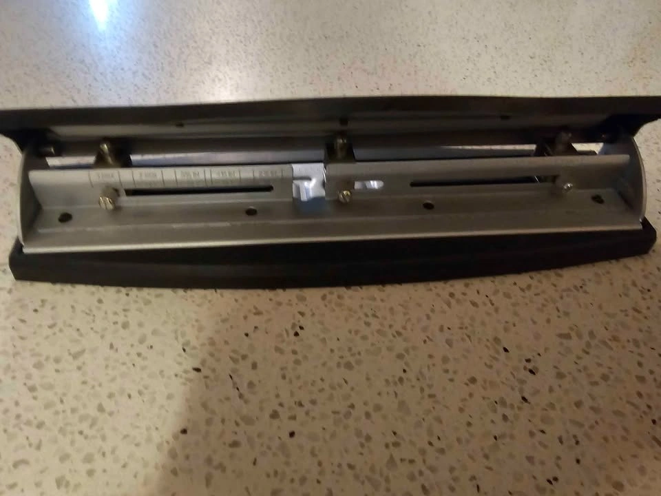 Staples 3-Hole Punch - photo 2