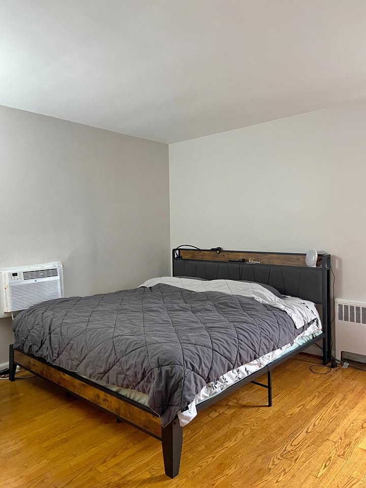King Bed Frame w/Storage Headboard+Charging+Free Mattress