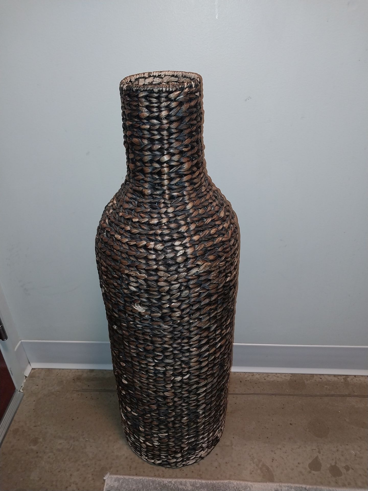 Large Decorative Woven Floor Vase – Excellent Condition - photo 2