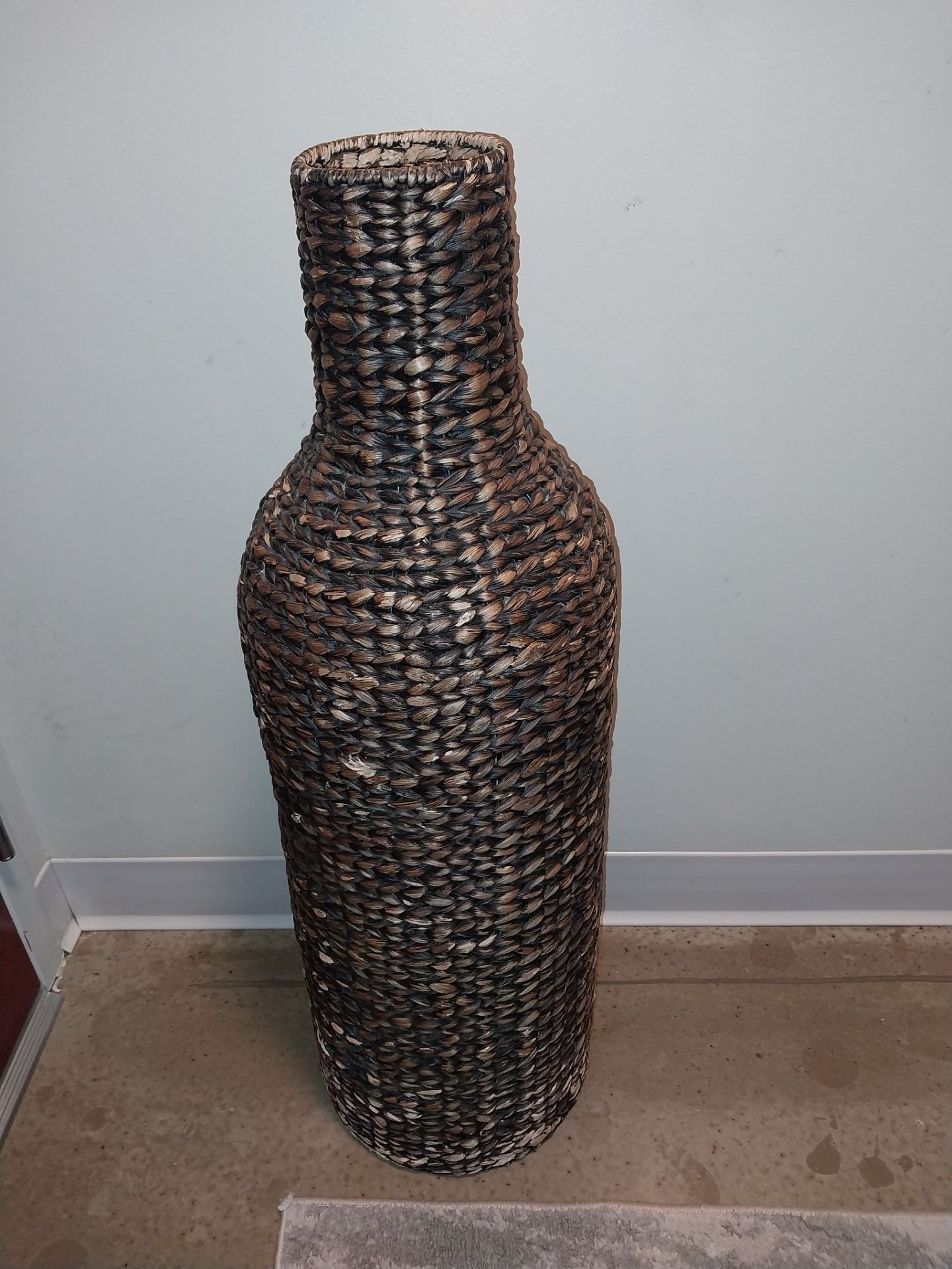 Large Decorative Woven Floor Vase – Excellent Condition - photo 3