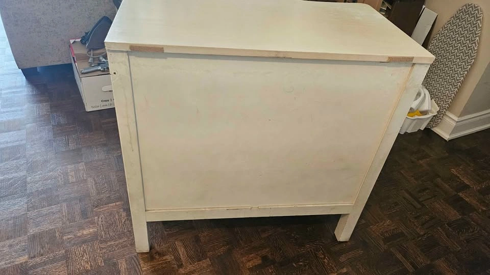Beautiful solid wood 3 drawer dresser. Off-white with gold trim. - photo 2