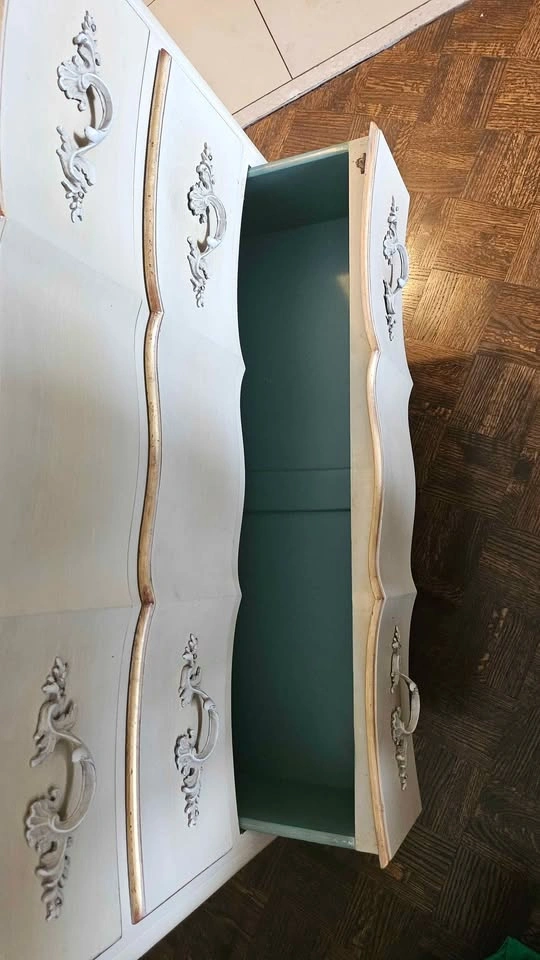 Beautiful solid wood 3 drawer dresser. Off-white with gold trim. - photo 3