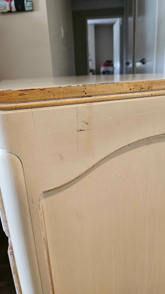 Beautiful solid wood 3 drawer dresser. Off-white with gold trim. - photo 4