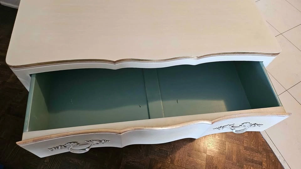 Beautiful solid wood 3 drawer dresser. Off-white with gold trim. - photo 5