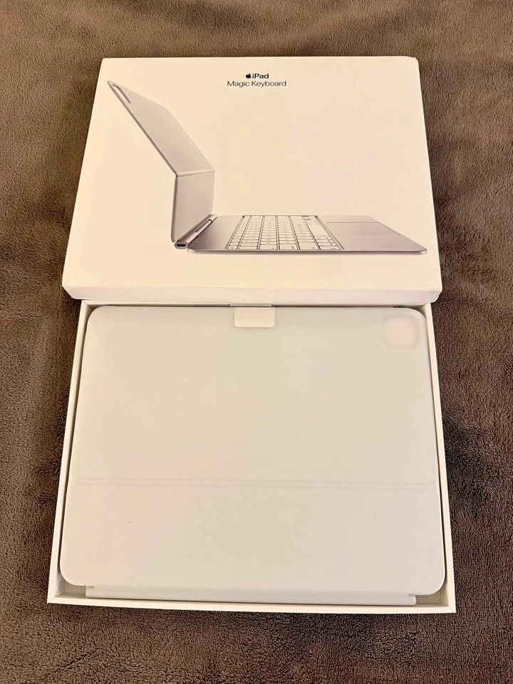 NEW Apple iPad Magic Keyboard 13” (M4 / M5)