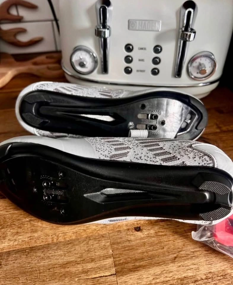 Brand New Kyedoo Cycling Shoes with Cleats. Size 40 - photo 2