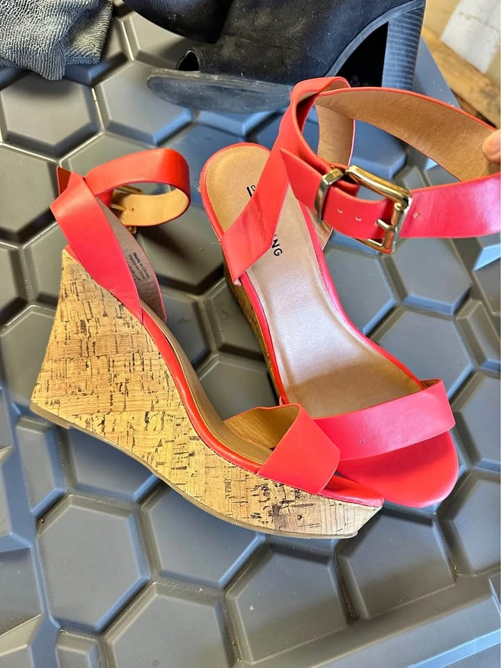 Ladies Call It Spring coral wedge size 10