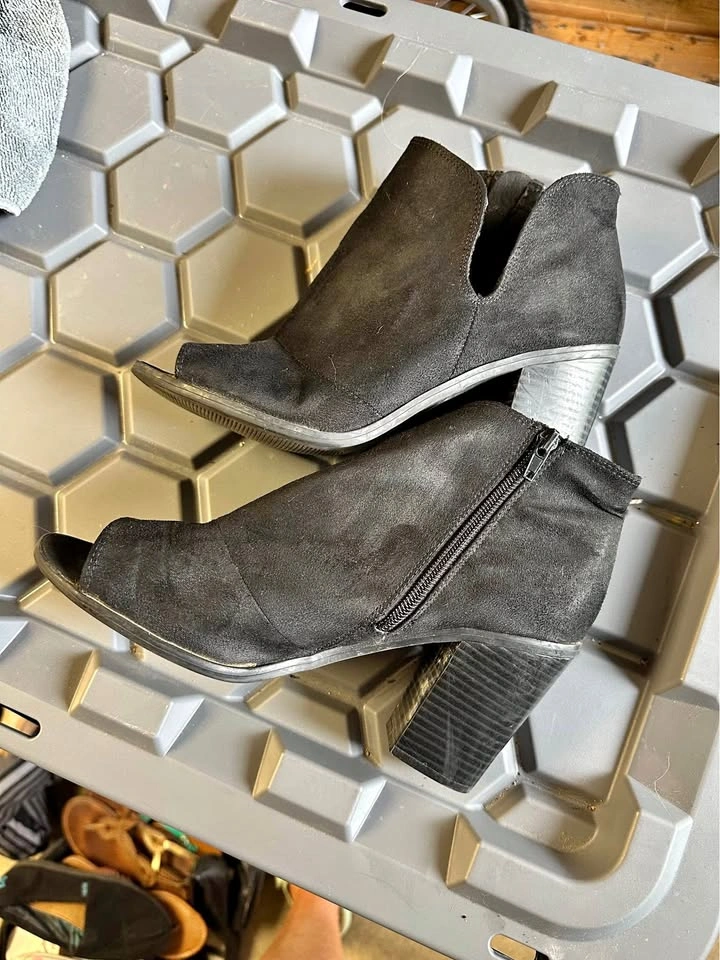 Women’s Peep toe suede booties