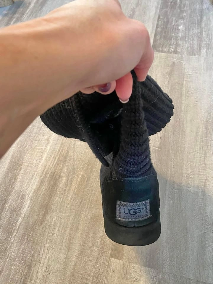 Women’s UGG Knit Boot. Size 10.