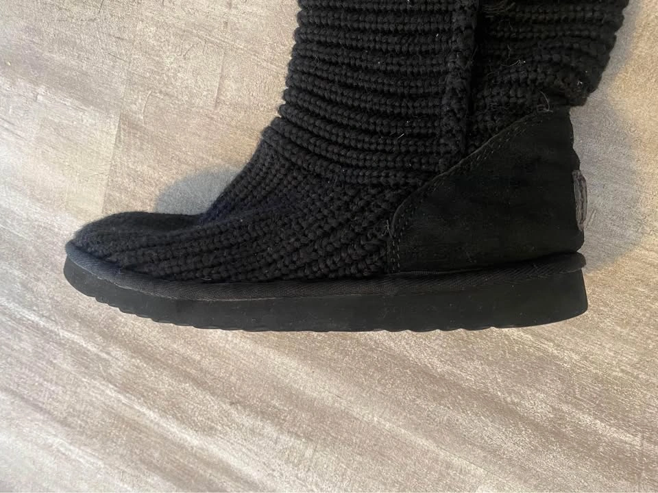 Women’s UGG Knit Boot. Size 10. - photo 2