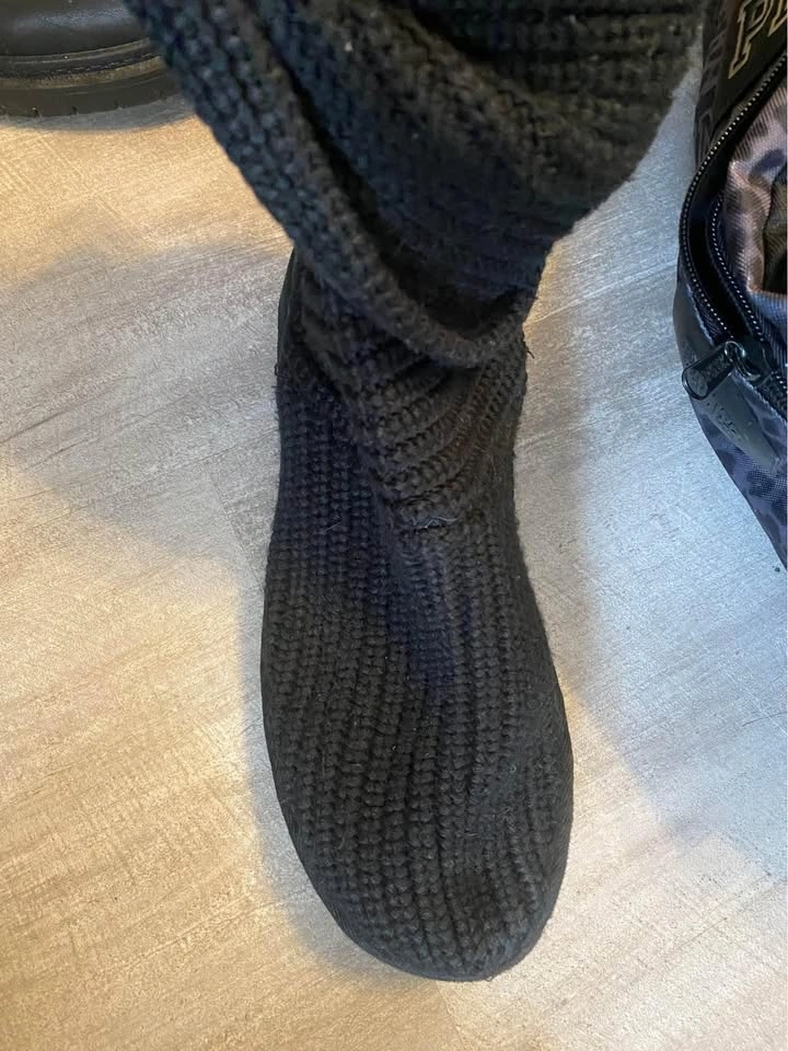 Women’s UGG Knit Boot. Size 10. - photo 3