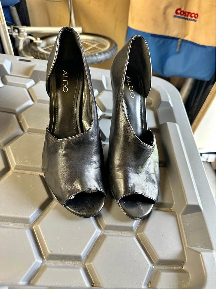 Ladies ALDO peep toe heel size 10