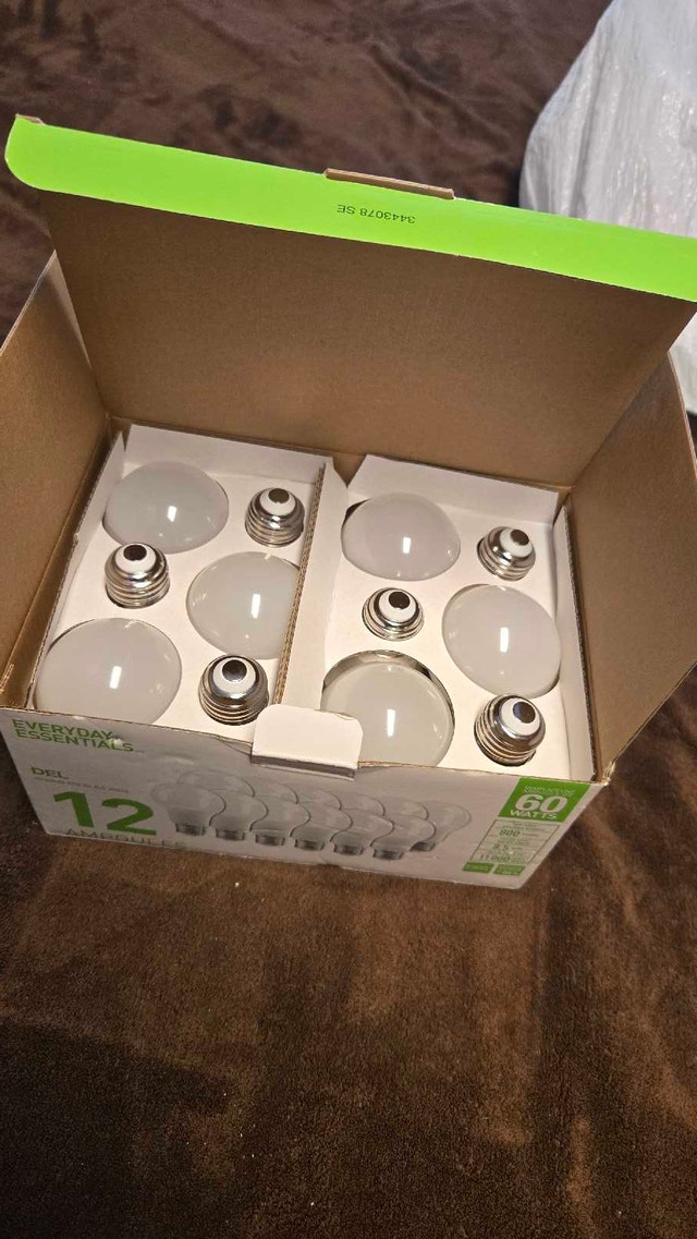 12 pack LED 8.5 watt bulbs - photo 2