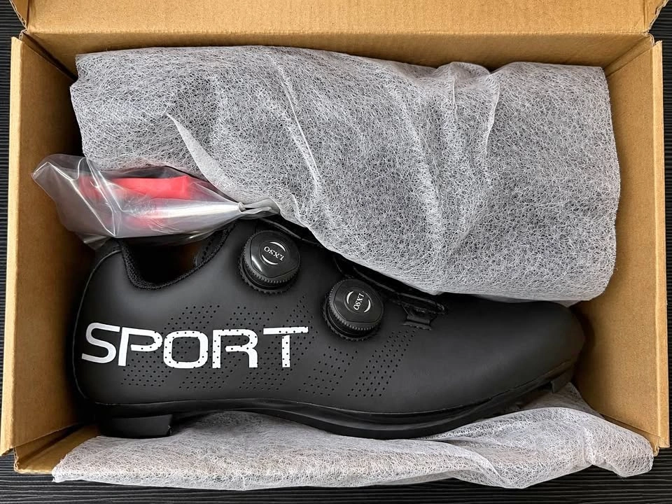 New Black Cycling Shoes – EU 42 / US 8.5 – Cleats Included