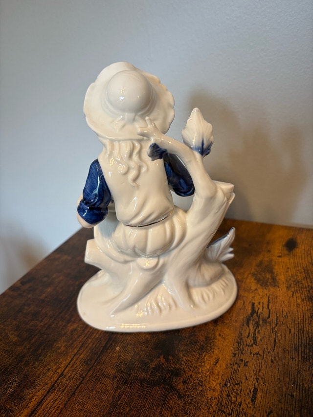 Sitting Lady with Grapes Porcelain Figurine Vintage - photo 2