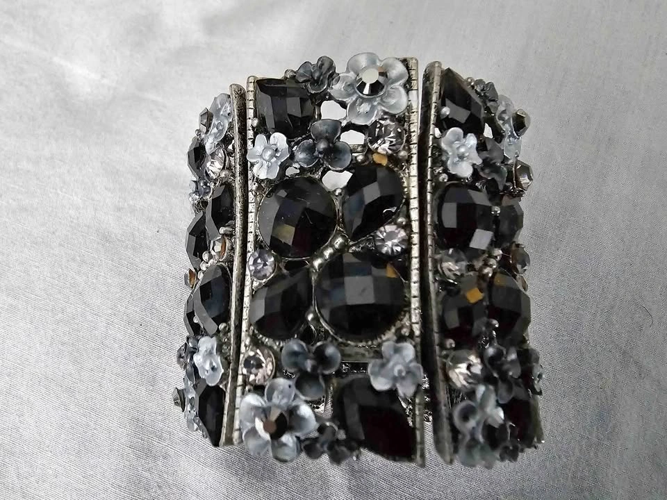 Vintage Style Black Stone and Floral Stretch Cuff Bracelet