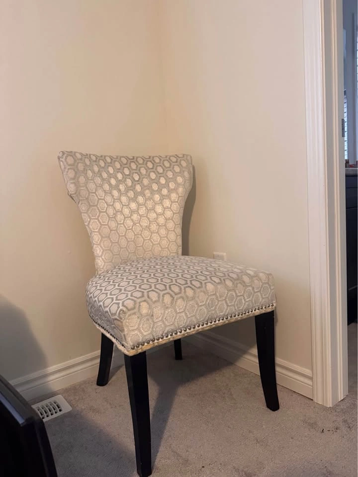 Elegant Accent Chair - photo 2