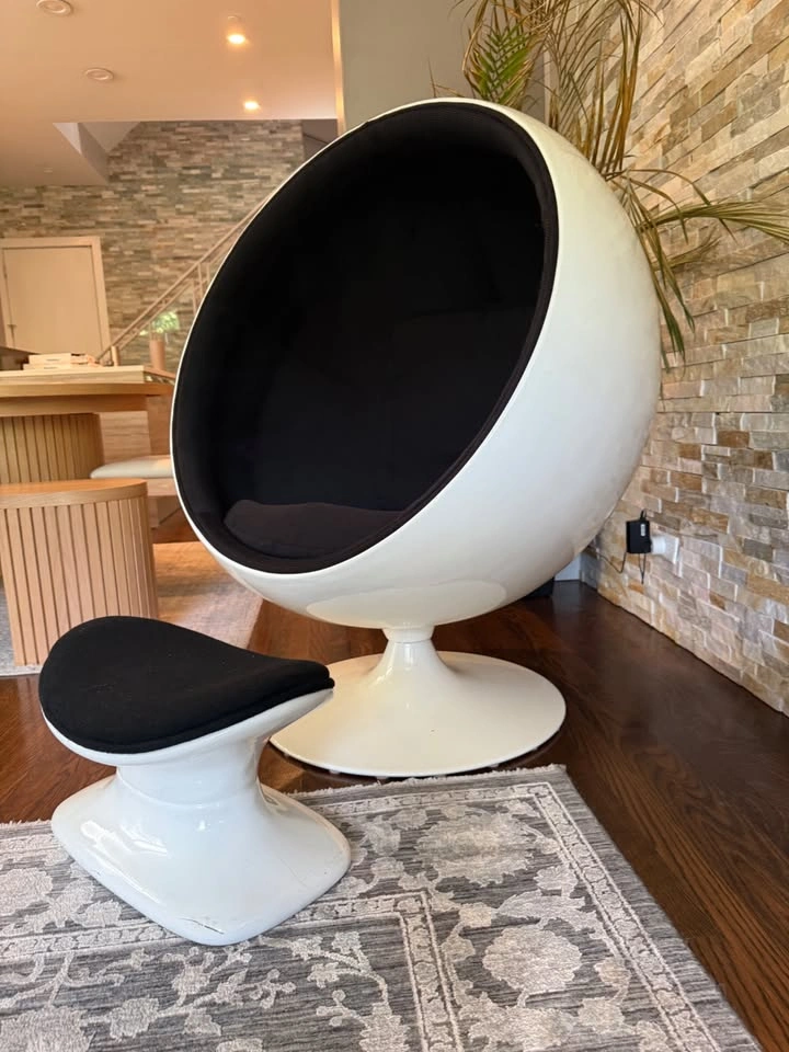 Ball/Egg/Globe Chair w/Ottoman — White & Black - photo 5