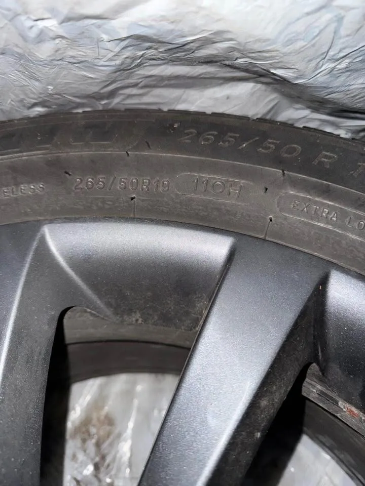 Michelin Winter Tires on RIMS 265 50 T19 image indicator(3)
