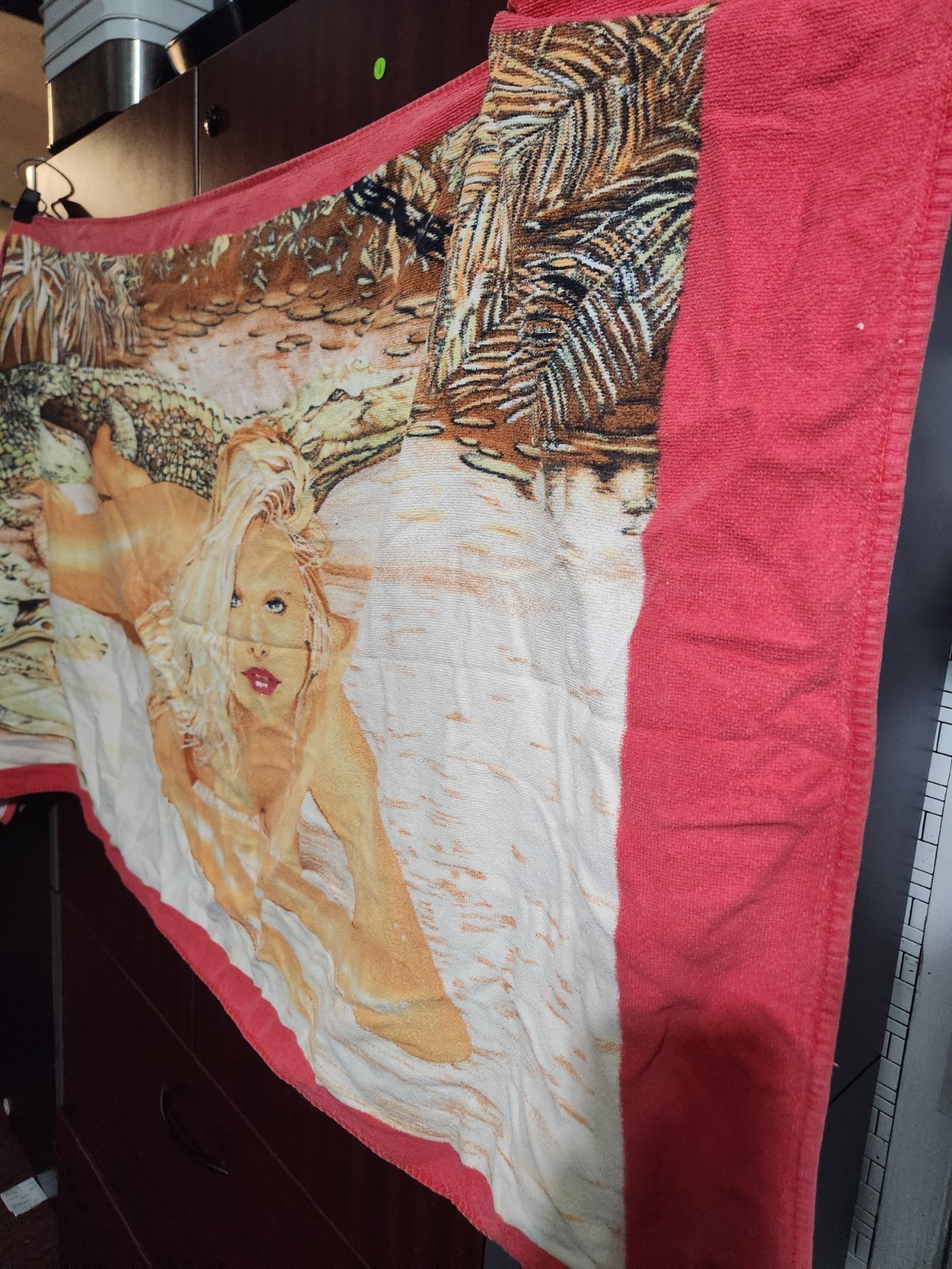 Vintage Graphic Beach Towel – 90s Style Pin-Up Design - photo 4
