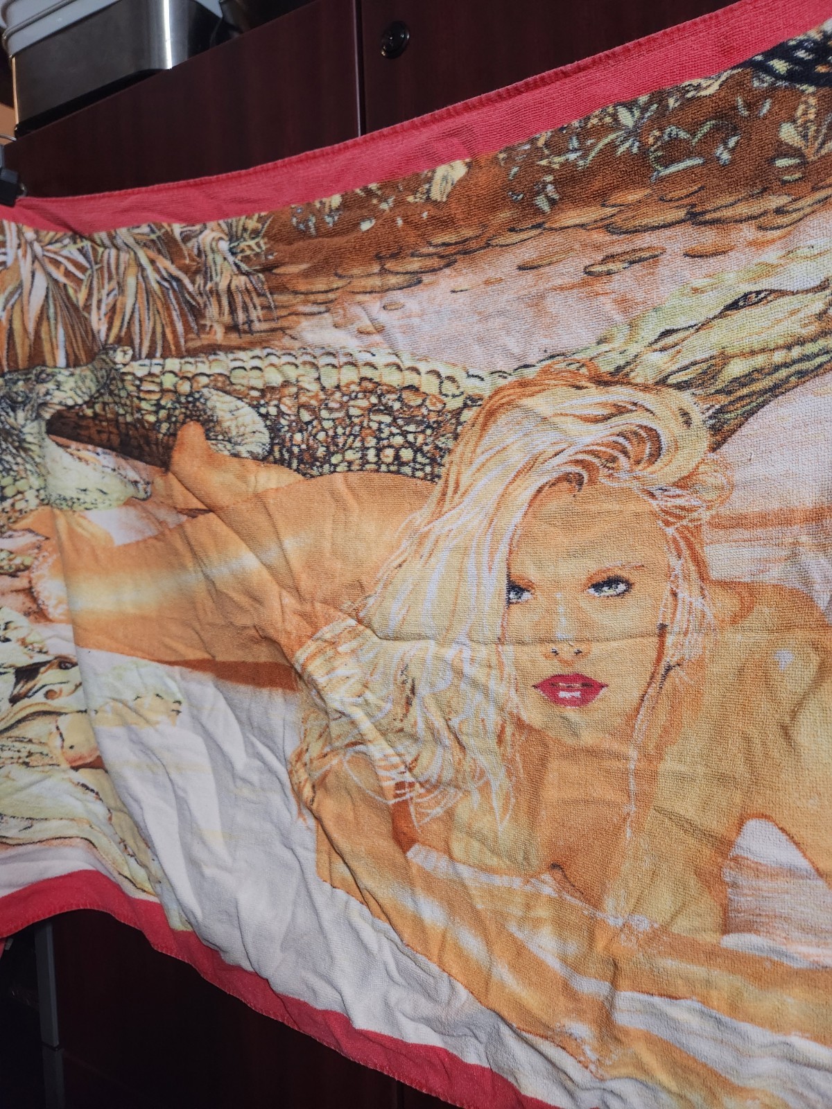 Vintage Graphic Beach Towel – 90s Style Pin-Up Design - photo 5
