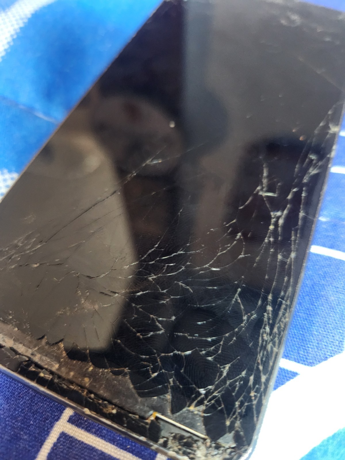 LG G6 Parts Phone, Cracked Unsure Of Carrier Or Specs - photo 2