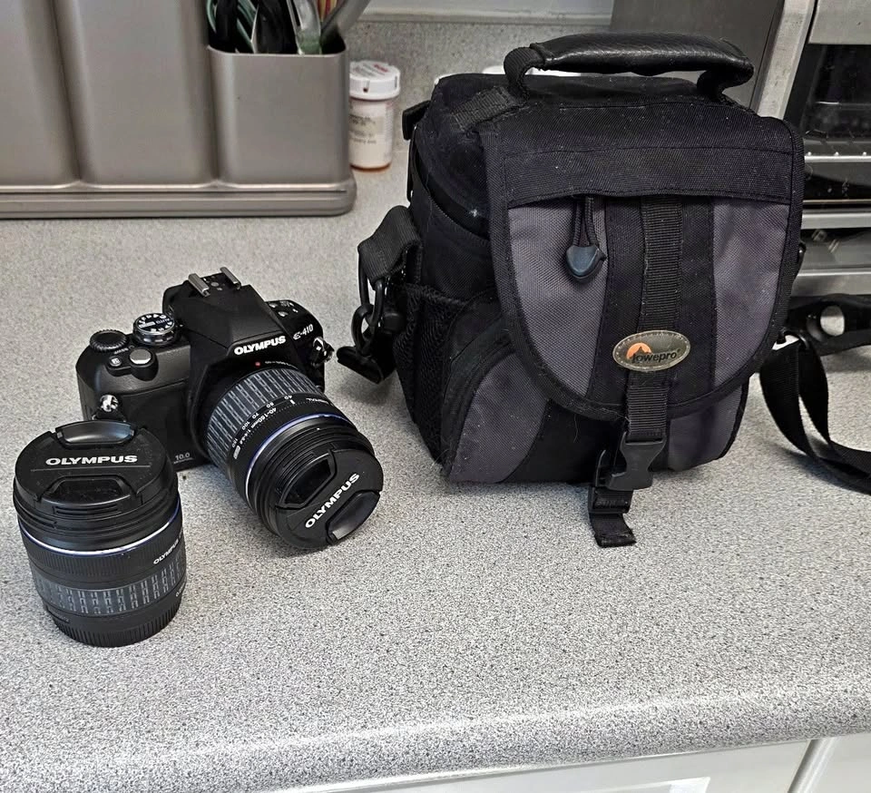 Olympus E-410 DSLR Camera Kit w/ 2 Olympus Lenses + Lowepro Bag