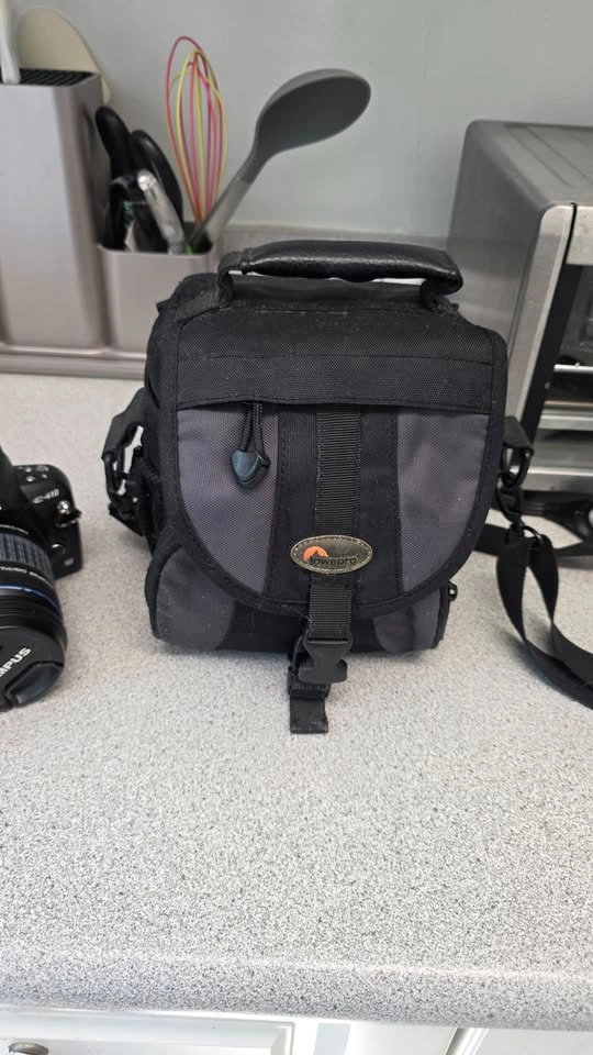Olympus E-410 DSLR Camera Kit w/ 2 Olympus Lenses + Lowepro Bag - photo 3