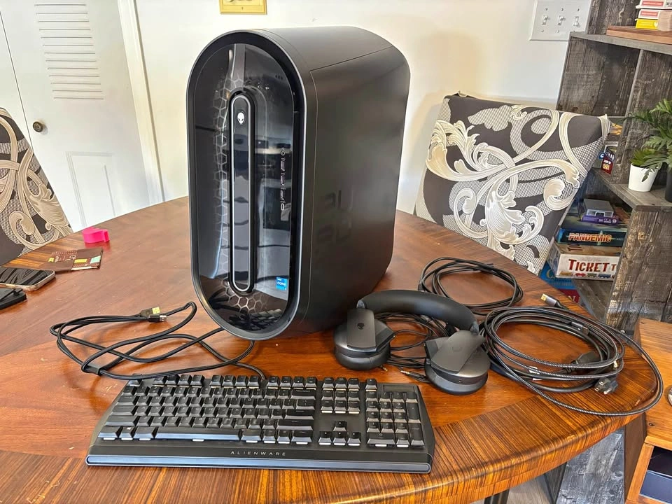 2022 Alienware Aurora R13 with Accessories