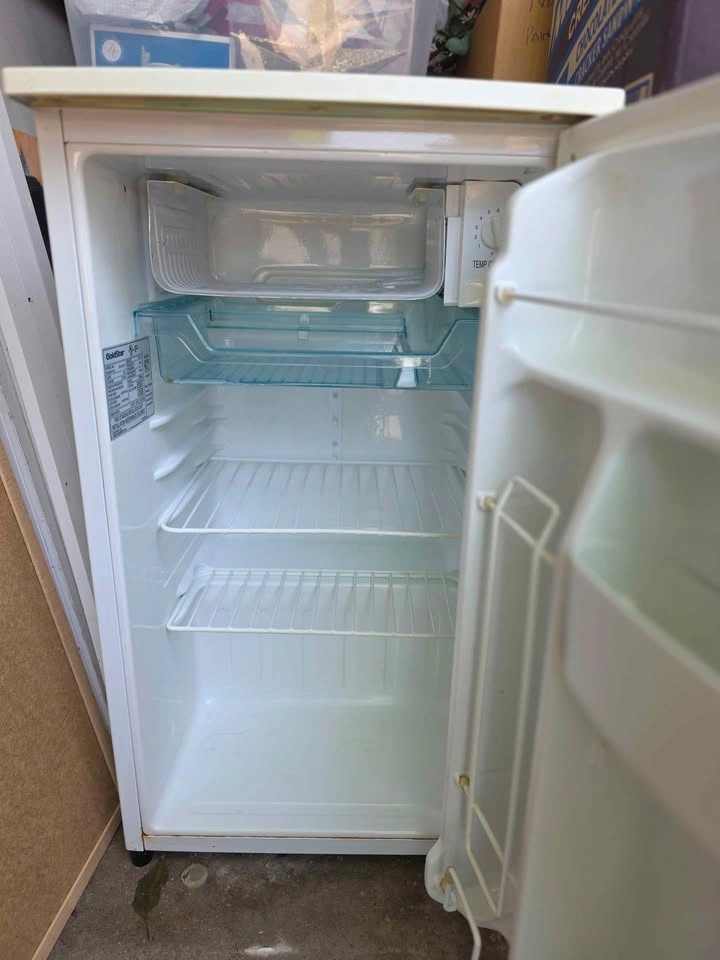 Mini Fridge white clean and works - photo 2