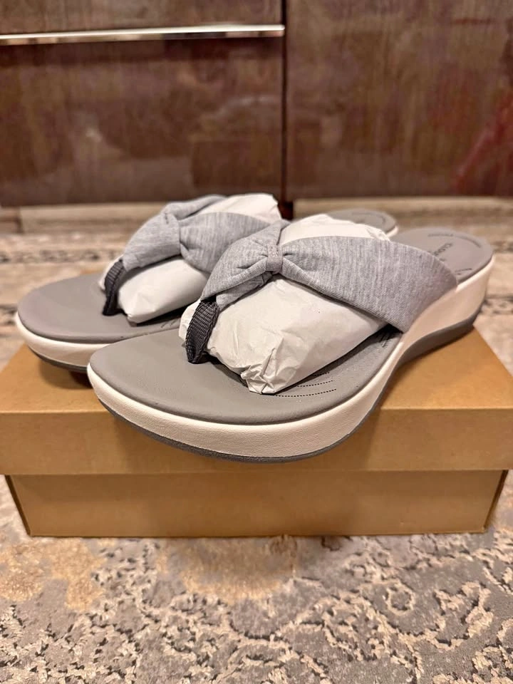 Brand New Clarks Cloudsteppers Flip Flop Sandals – Women’s Size
