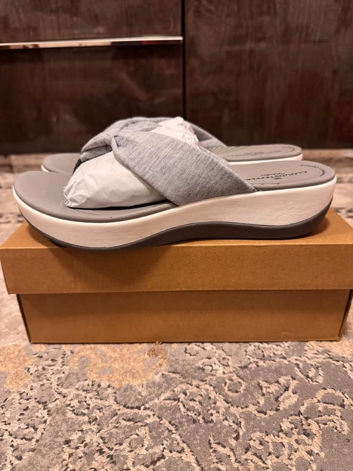 Brand New Clarks Cloudsteppers Flip Flop Sandals – Women’s Size - photo 2