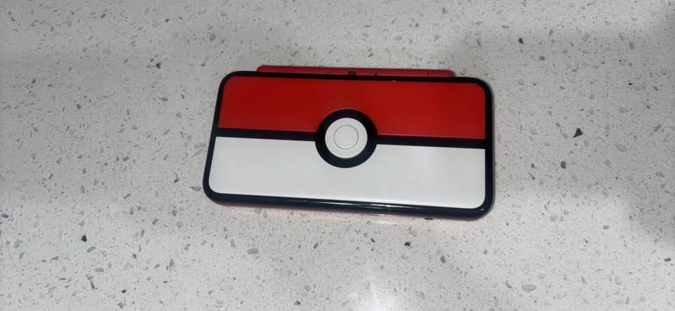 Nintendo 2DS XL Pokemon ball edition