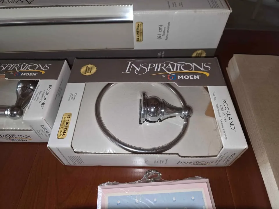 Moen Bathroom Towel and toilet paper holder kit image indicator(4)