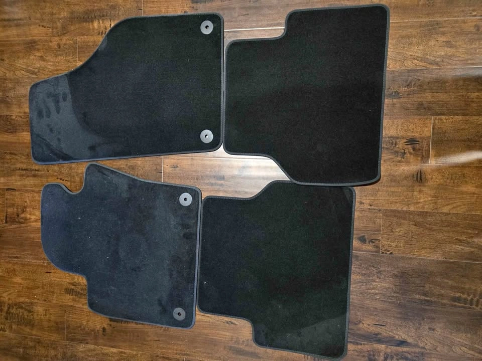 2 sets of car mats