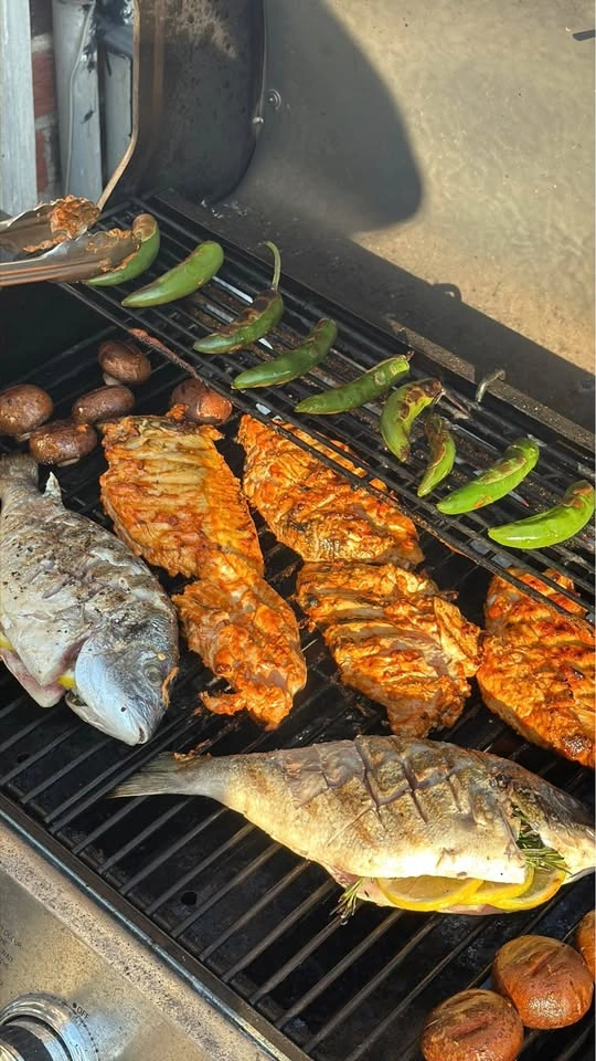 Grill with cover, propane, 3 outdoor chairs, and table - photo 4