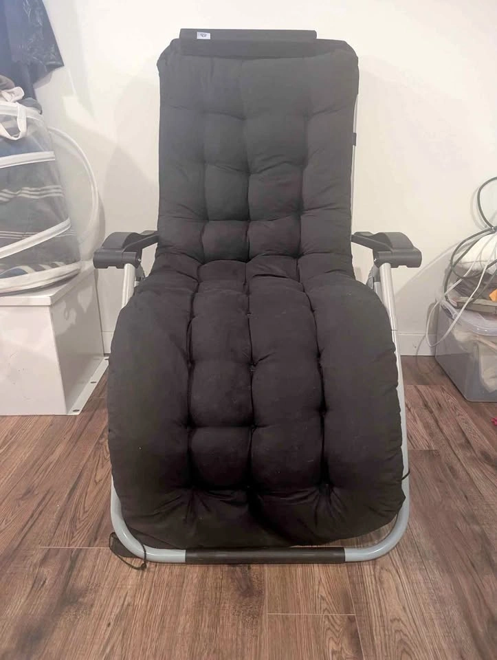 Zero Gravity Reclining Chair with Padded Cushion