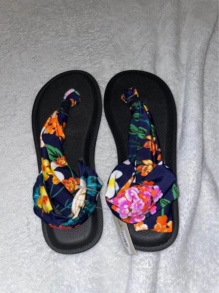 Hello Mello Lounge Set and Charlie Paige Floral Sandals - photo 2