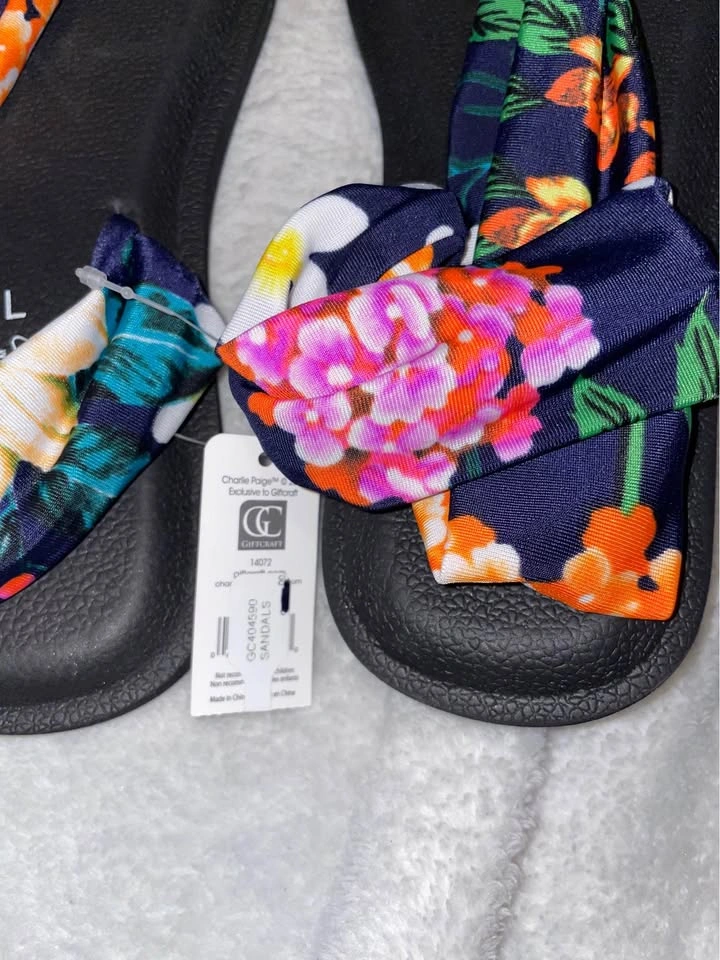 Hello Mello Lounge Set and Charlie Paige Floral Sandals - photo 4
